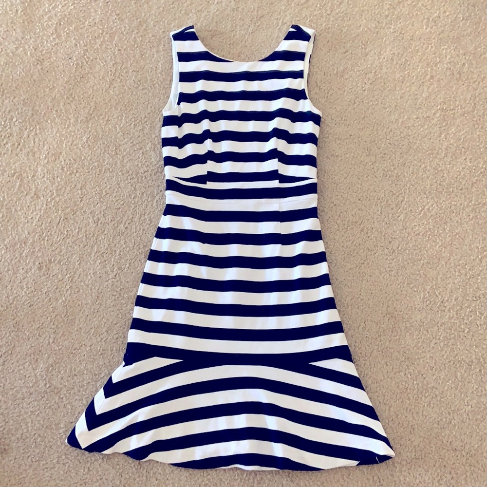Banana Republic navy & white horizontal stripe 👗
